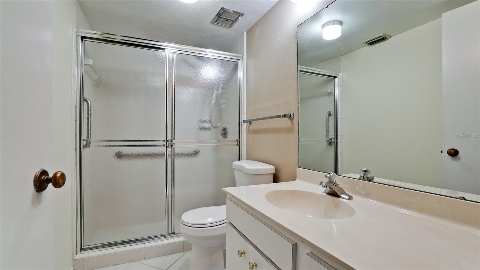 guest bath - 507 LAKESIDE DR #507, BRADENTON