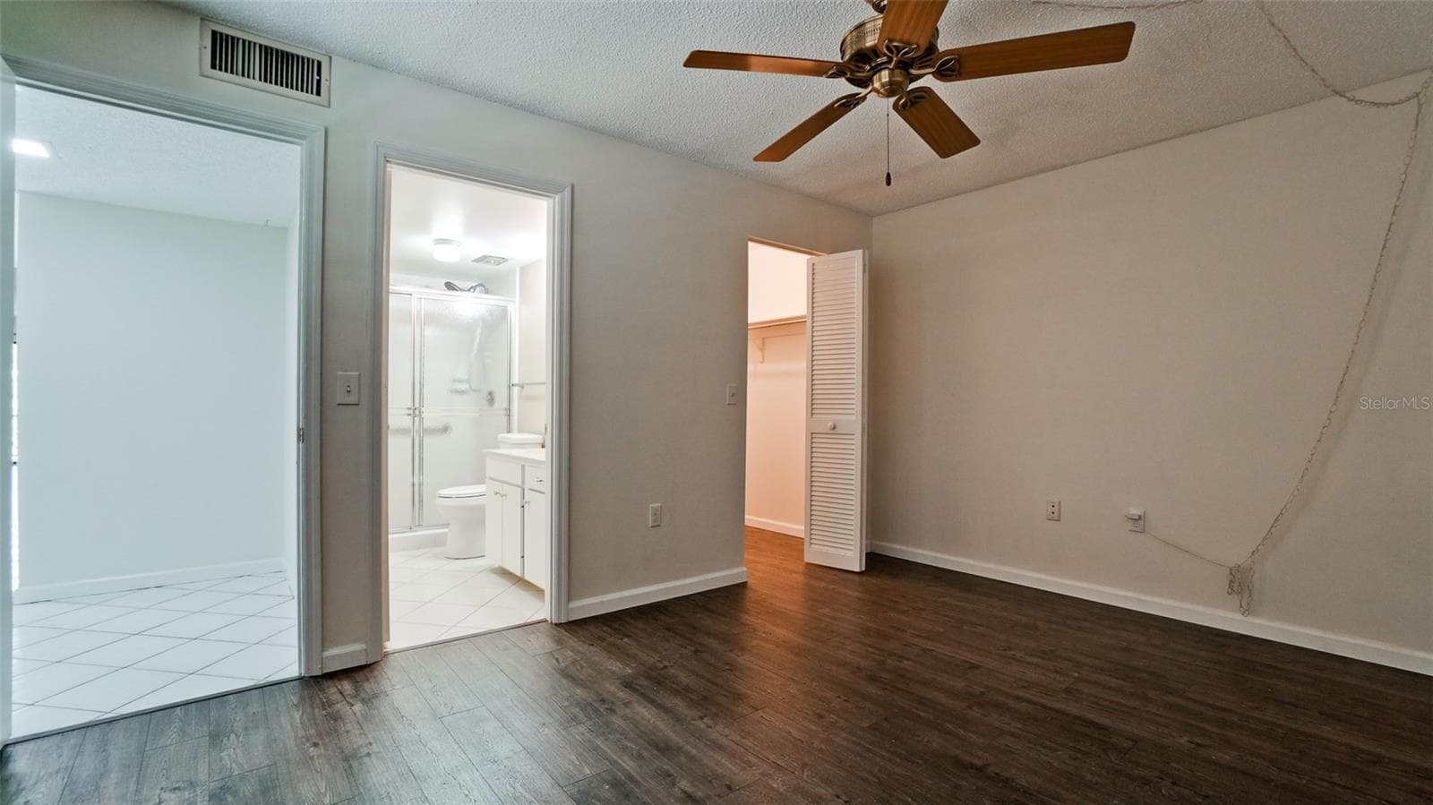 guest room with walk in closet & ensuite - 507 LAKESIDE DR #507, BRADENTON