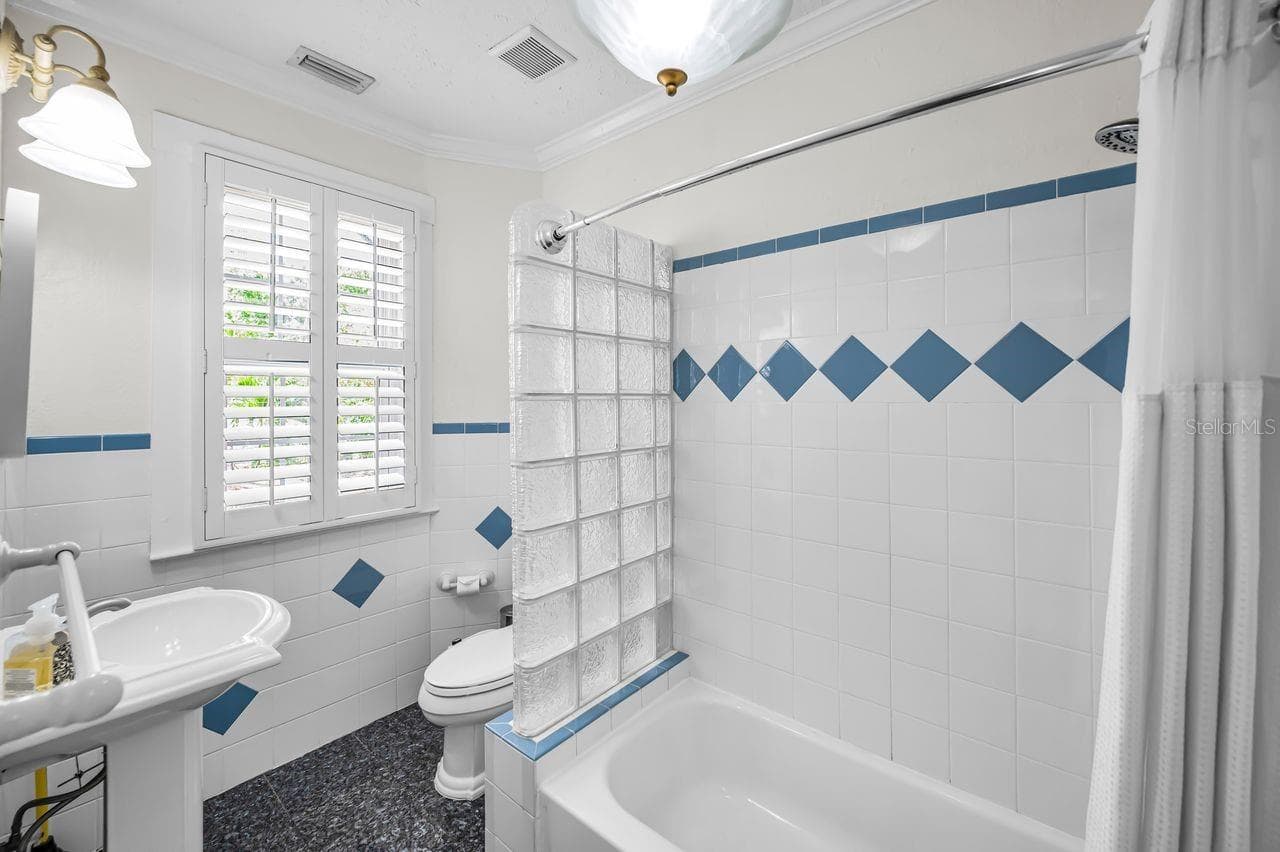 Primary in suite bathroom #2. - 732 NE OAK ST, ST PETERSBURG