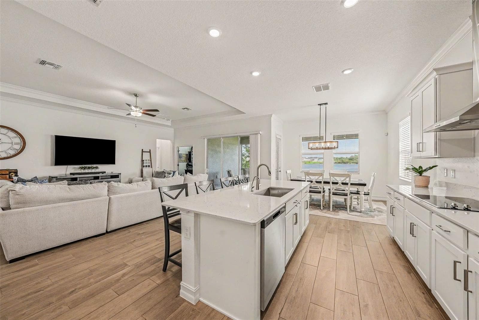 Supersized island is that perfect space where family comes together! - 12840 BERGSTROM BAY DR, RIVERVIEW
