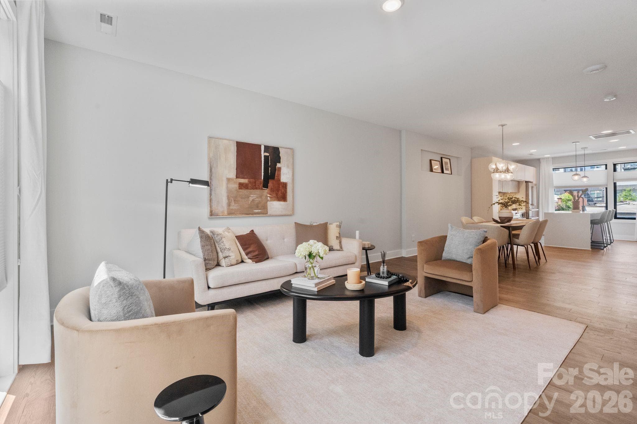 Beautiful open living space with natural light - Charlotte