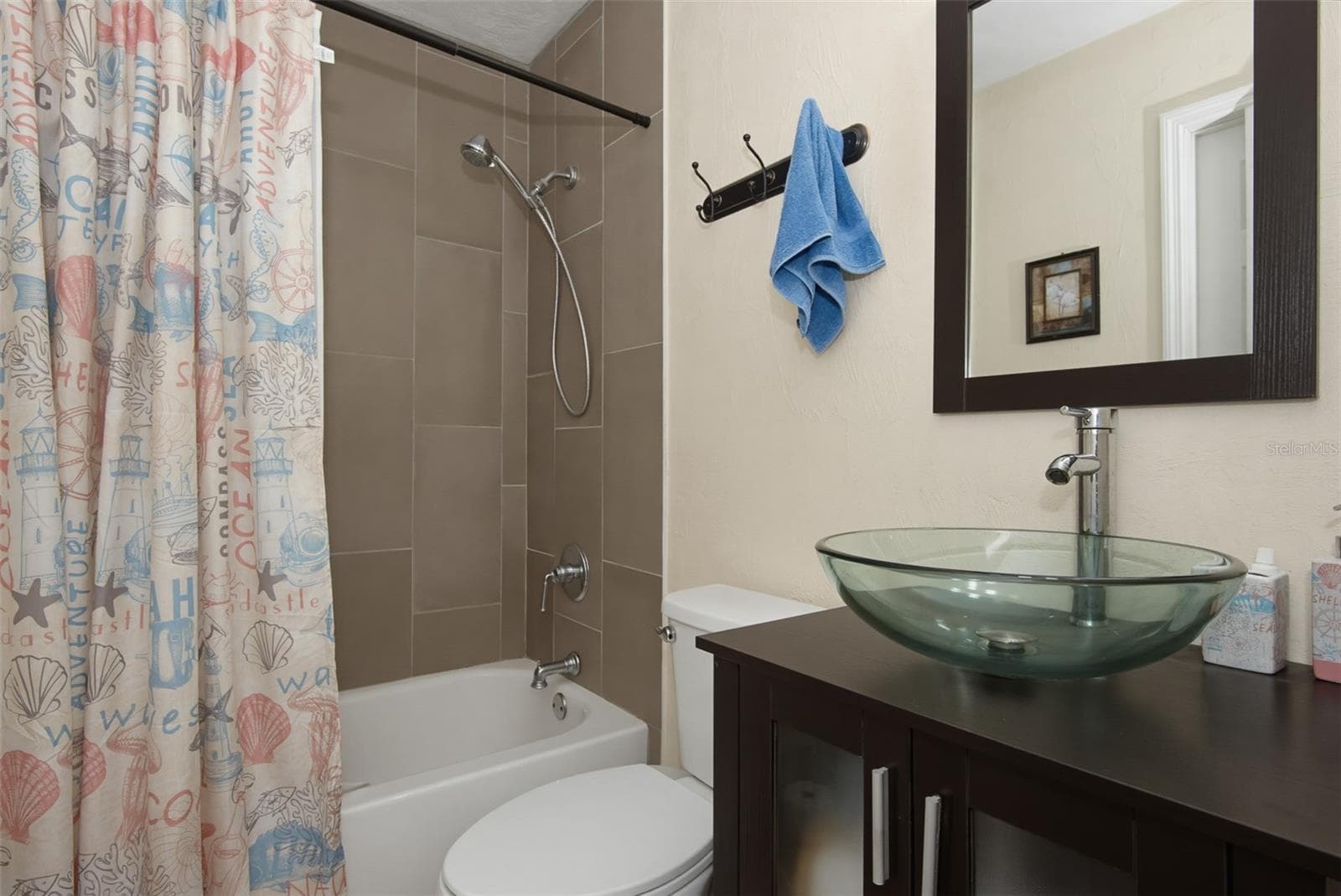 ensuite bathroom - 33 SANDCASTLE DR, ORMOND BEACH