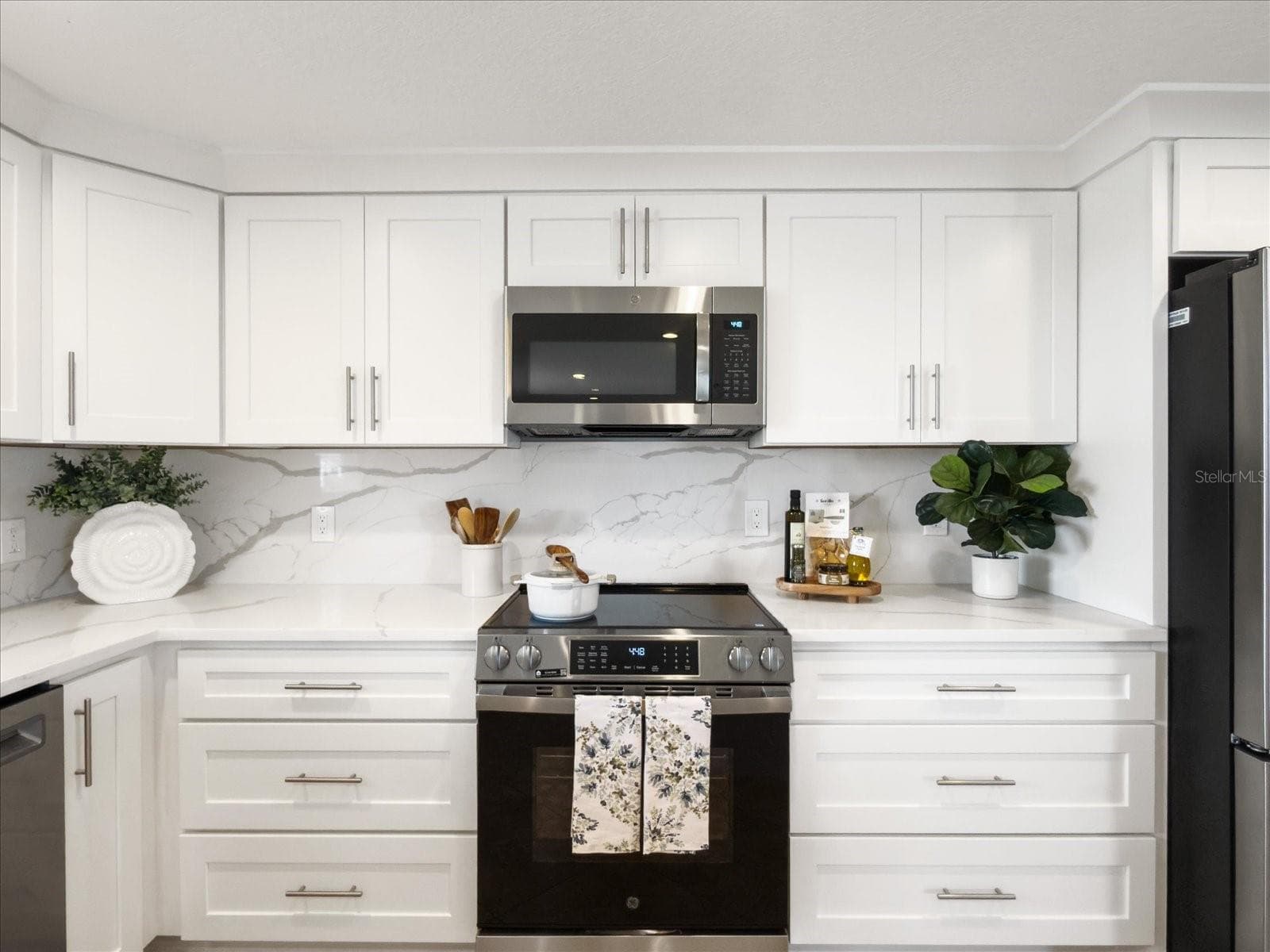 Gorgeous quartz counter and backsplash - 5008 DORY DR, NEW PORT RICHEY