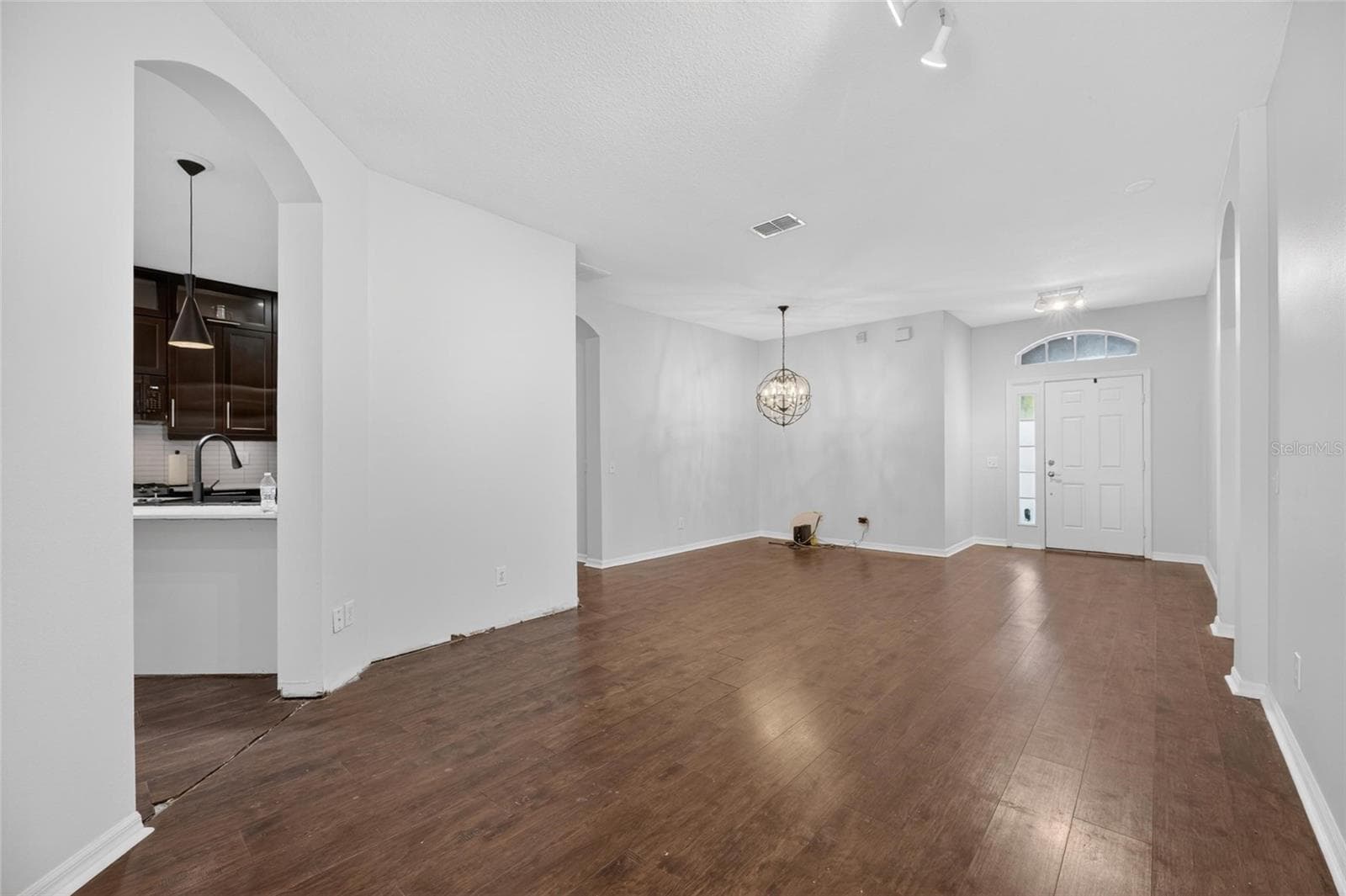 Single Family Residence at 11901 NORTHUMBERLAND DR, TAMPA, photo 3 of 53