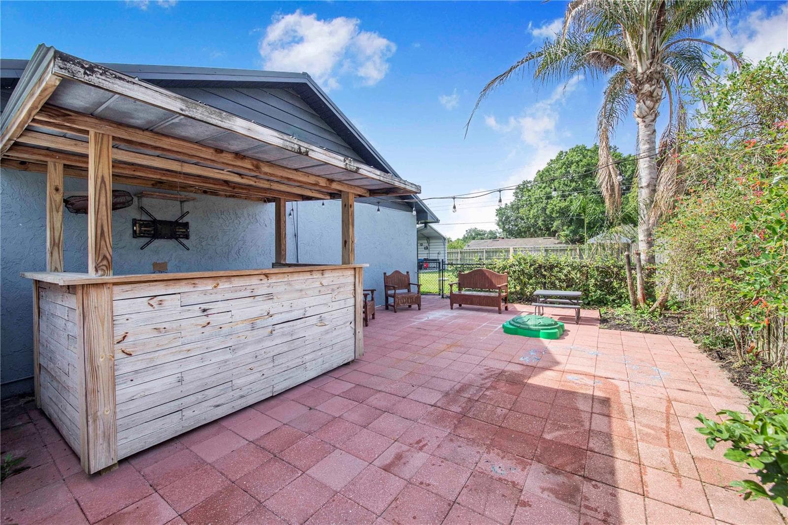Tiki Bar - 2426 VIEW WAY, LAKELAND