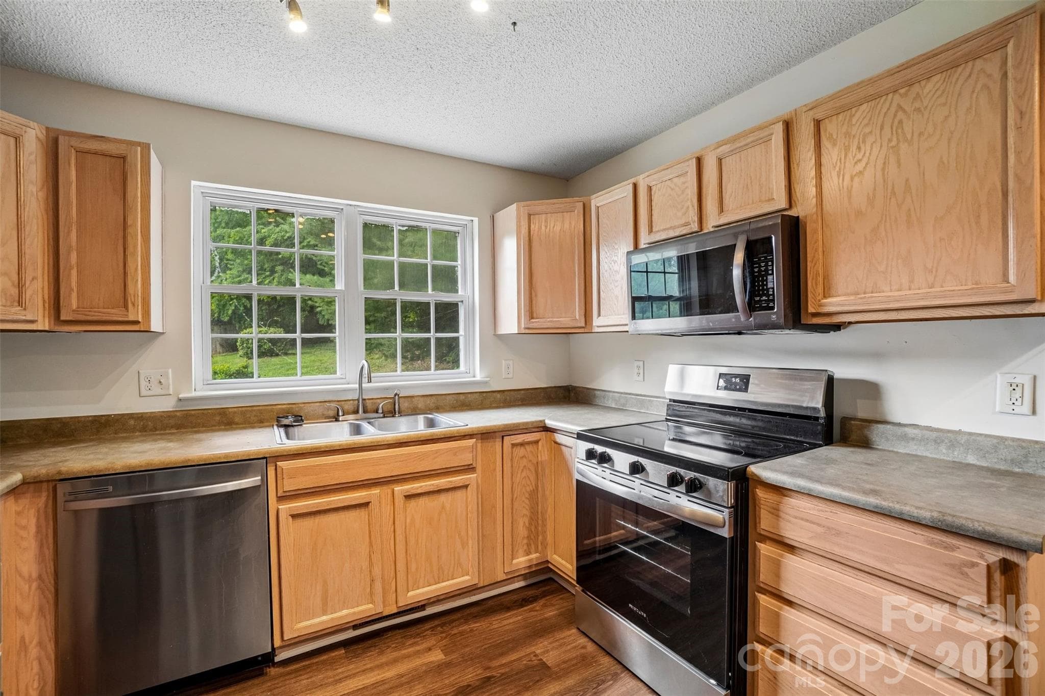 Single Family Residence at Hendersonville, photo 2 of 36