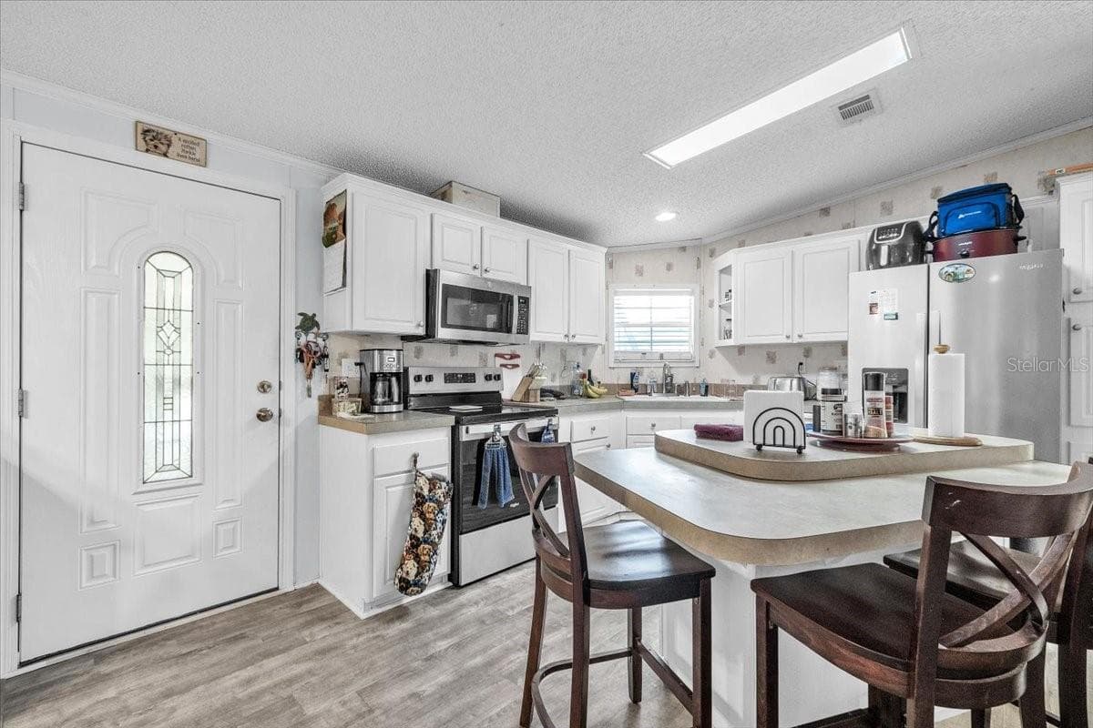 Manufactured Home at 6801 BERNADEAN BLVD, PUNTA GORDA, photo 2 of 42