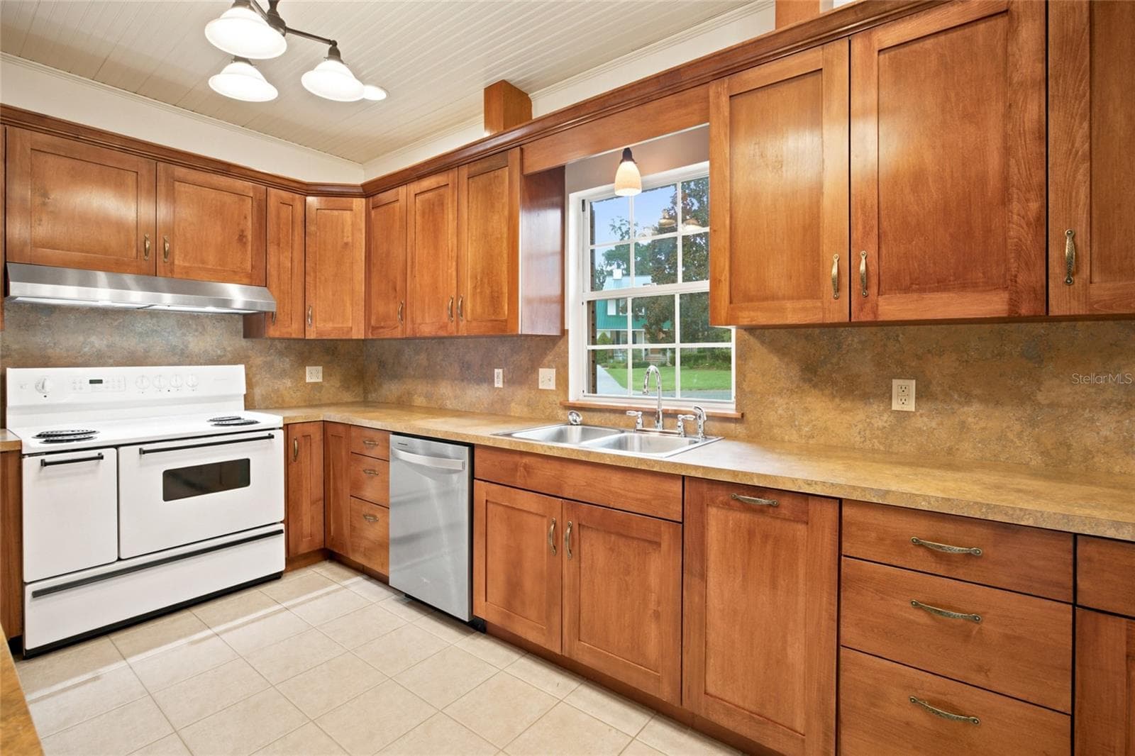 Wood Cabinets, Dishwasher, Range - 3220 SE 21ST AVE, OCALA