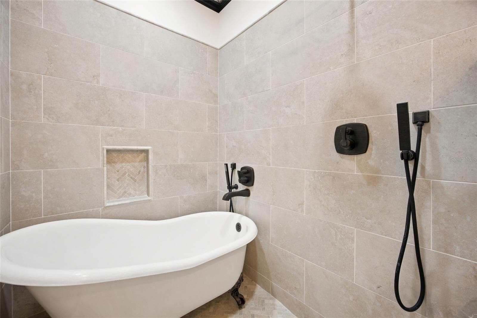 Clawfoot Tub/Shower - 3220 SE 21ST AVE, OCALA