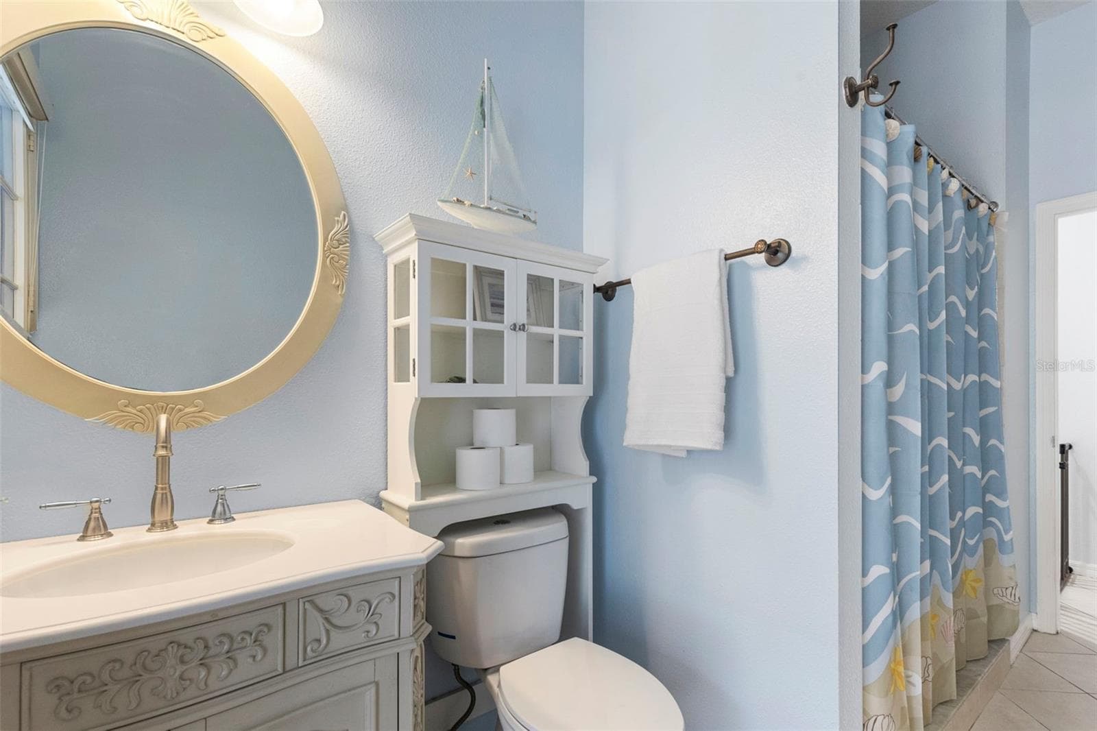 Pool bath - 8380 GOLDEN PRAIRIE DR, TAMPA