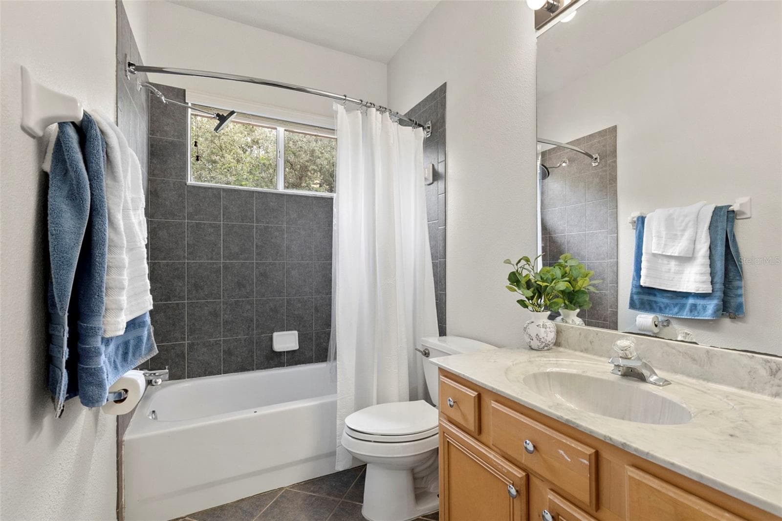 Tub/shower combo - 8380 GOLDEN PRAIRIE DR, TAMPA