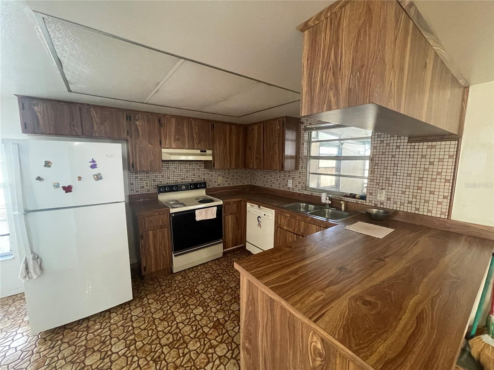 Kitchen - 11001 SUNSWEPT PL, TAMPA