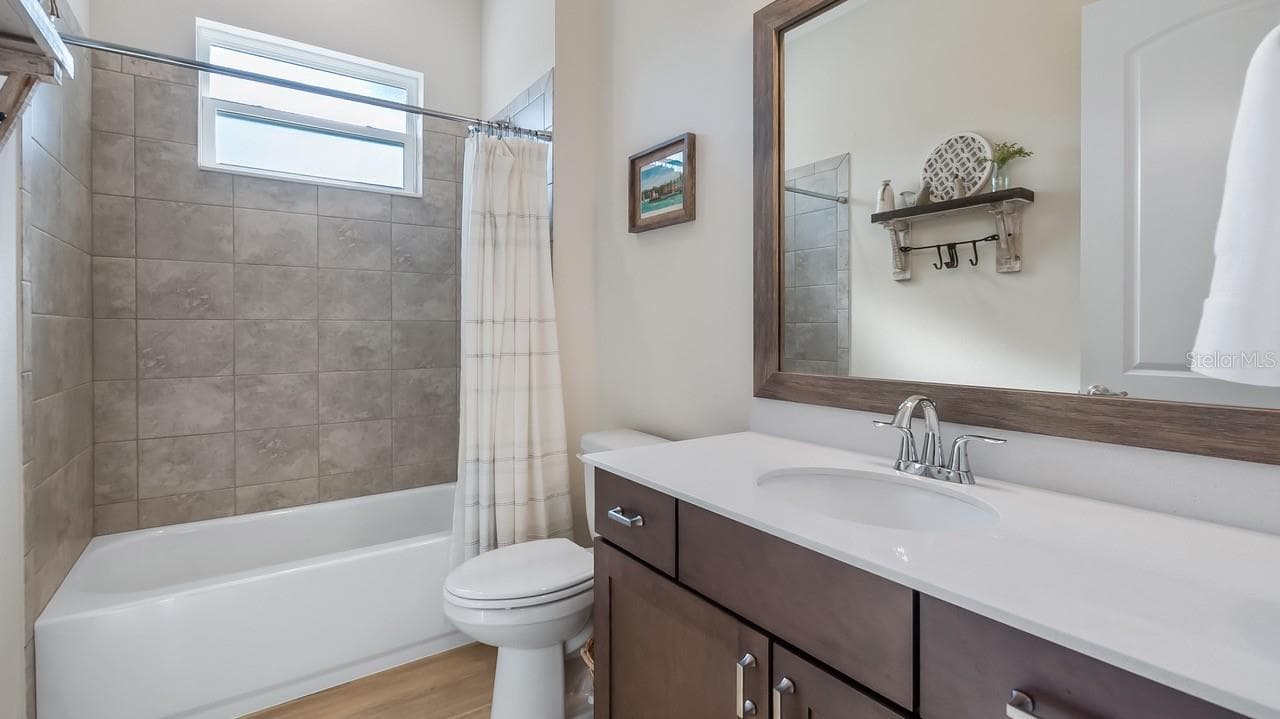 Hallway Bath - 4008 PINNACLE PLACE CT, LADY LAKE