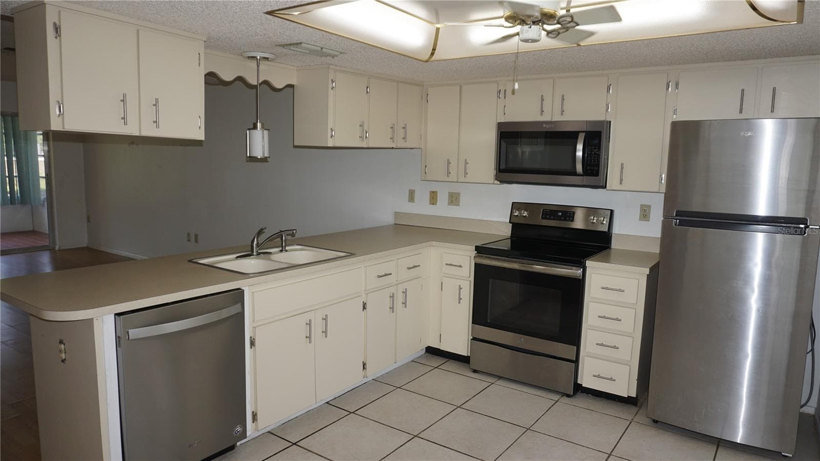 Condominium at 12543 DEARBORN DR, HUDSON, photo 3 of 25