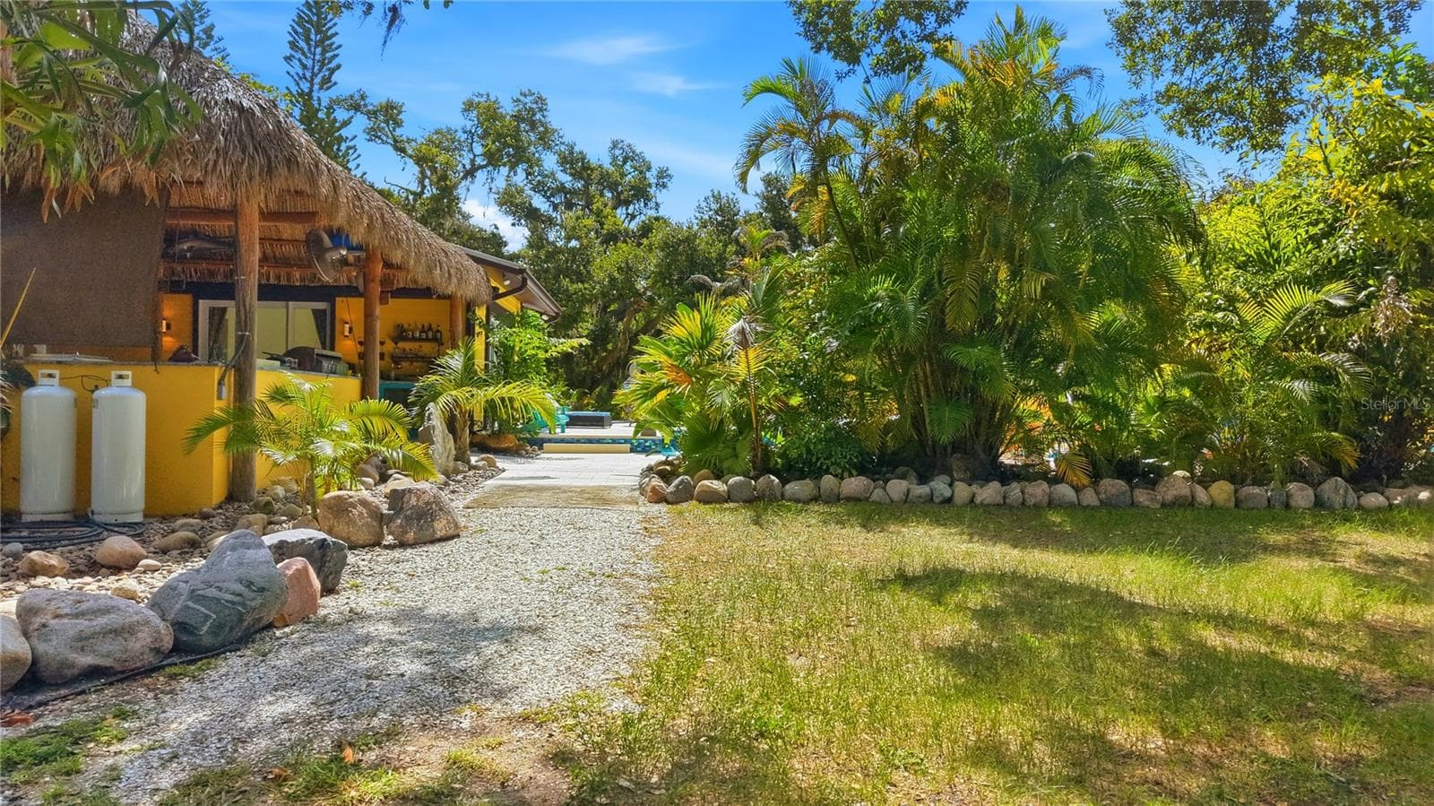 YARD ENTRANCE TO POOL - 3348 ALAMO LN, SARASOTA