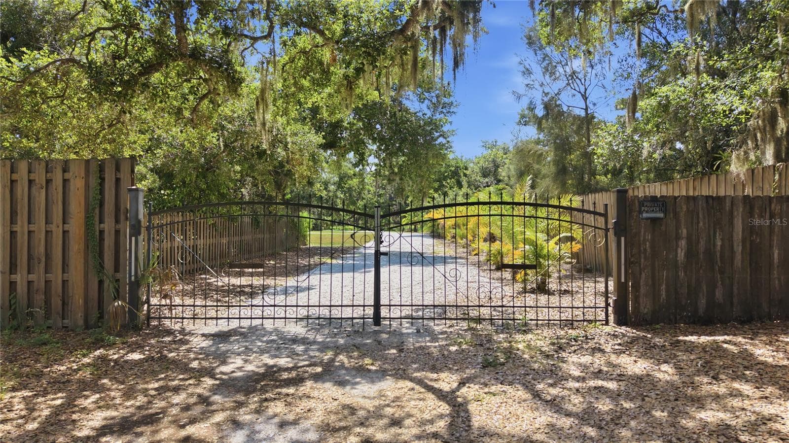 SENCOND ENTRANCE TO PROPERTY. DUAL GATED ENTRANCES. - 3348 ALAMO LN, SARASOTA
