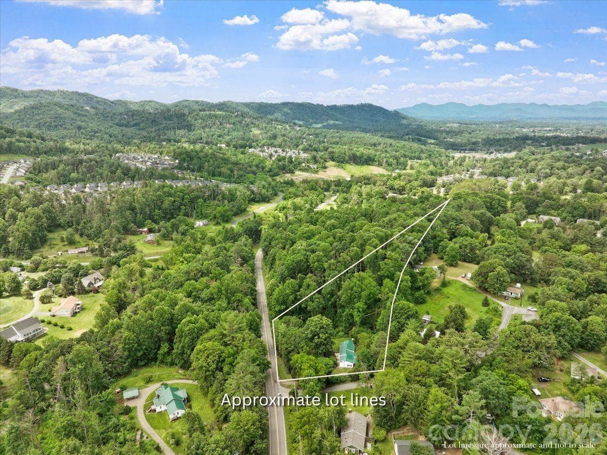 approximate lot lines - 2 Ray Road, Weaverville