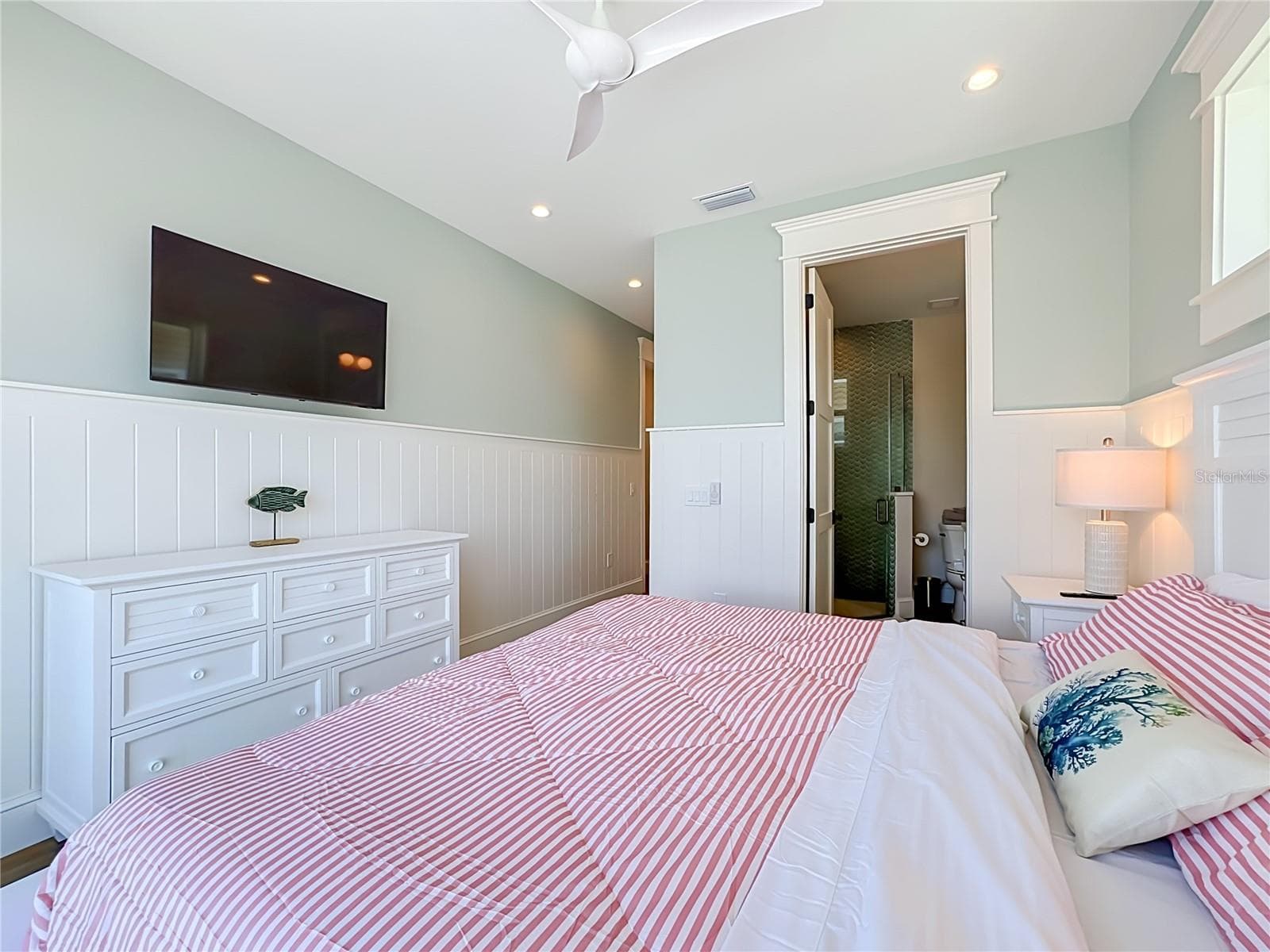 Single Family Residence at 2918 GULF DR, HOLMES BEACH, photo 31 of 92
