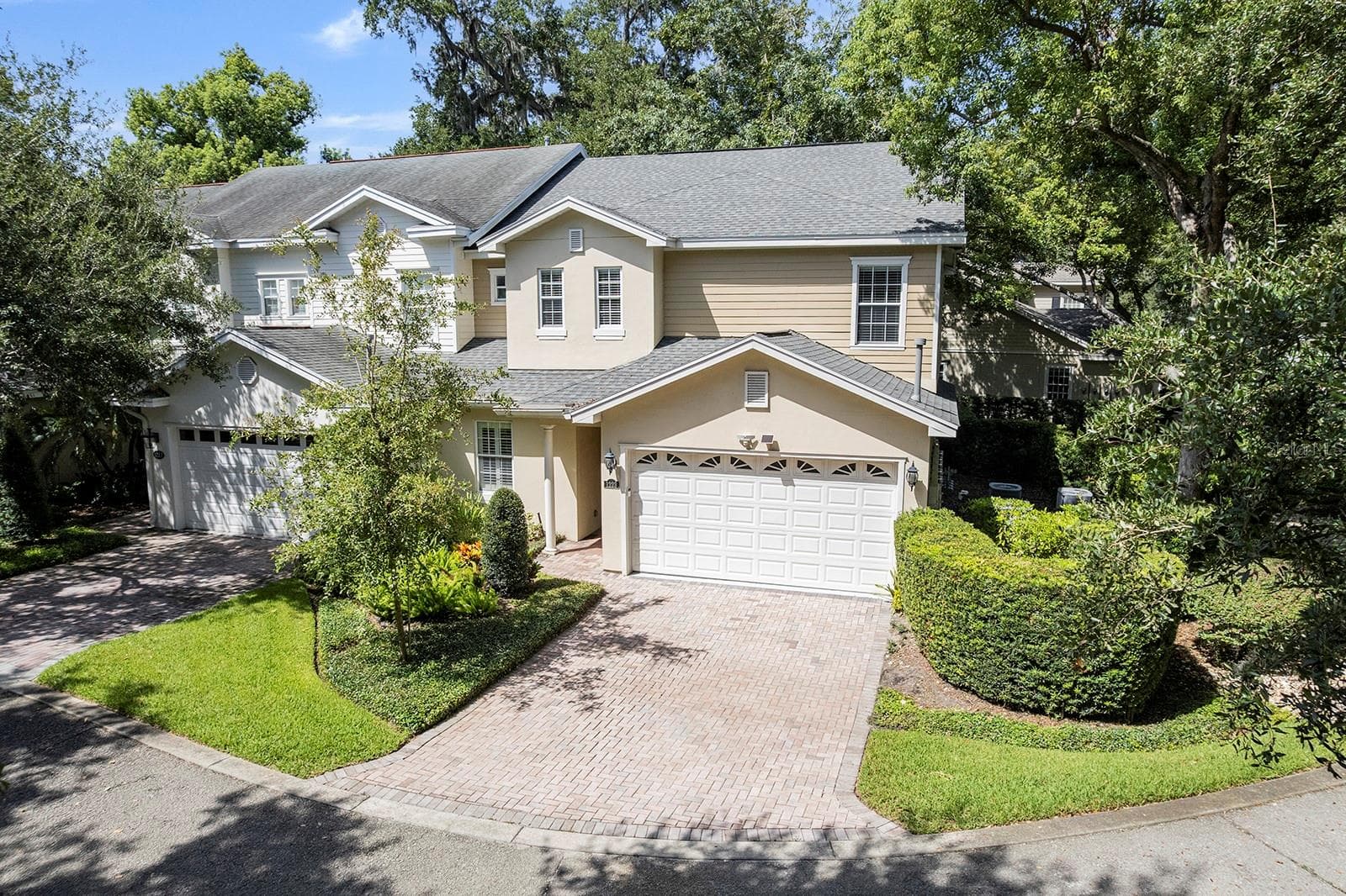 1223 COUNTRY CLUB OAKS CIR