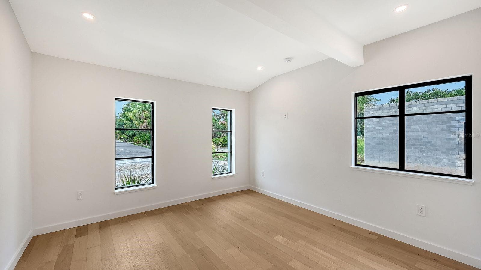 Single Family Residence at 1041 INDIAN BEACH DR, SARASOTA, photo 18 of 29
