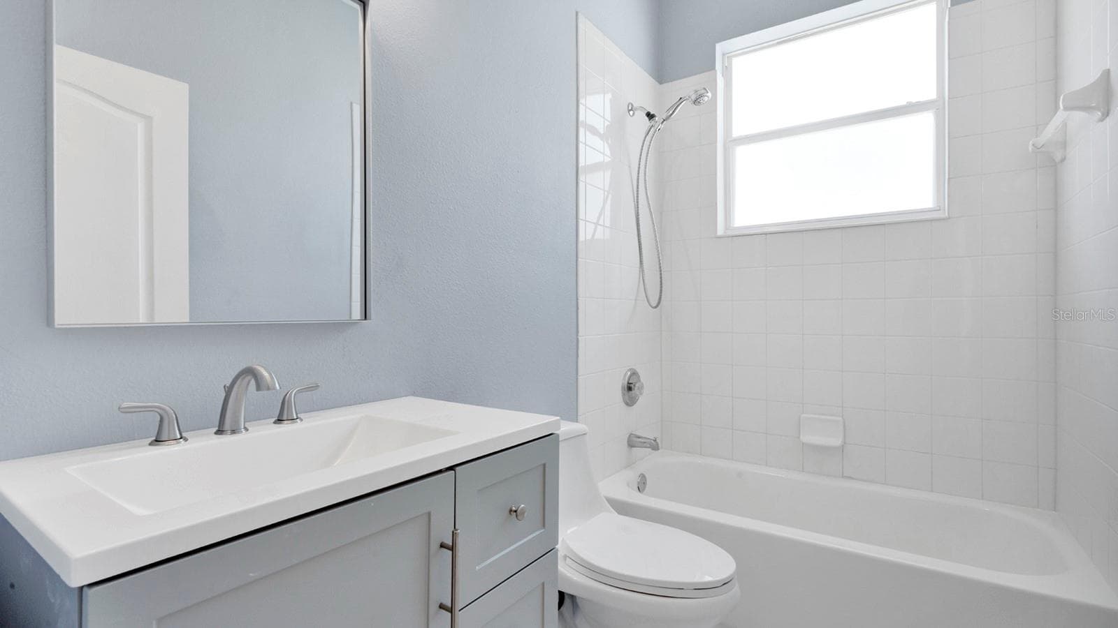 Full Bath located in the hallway. - 34037 FORTUNADO ST, SORRENTO