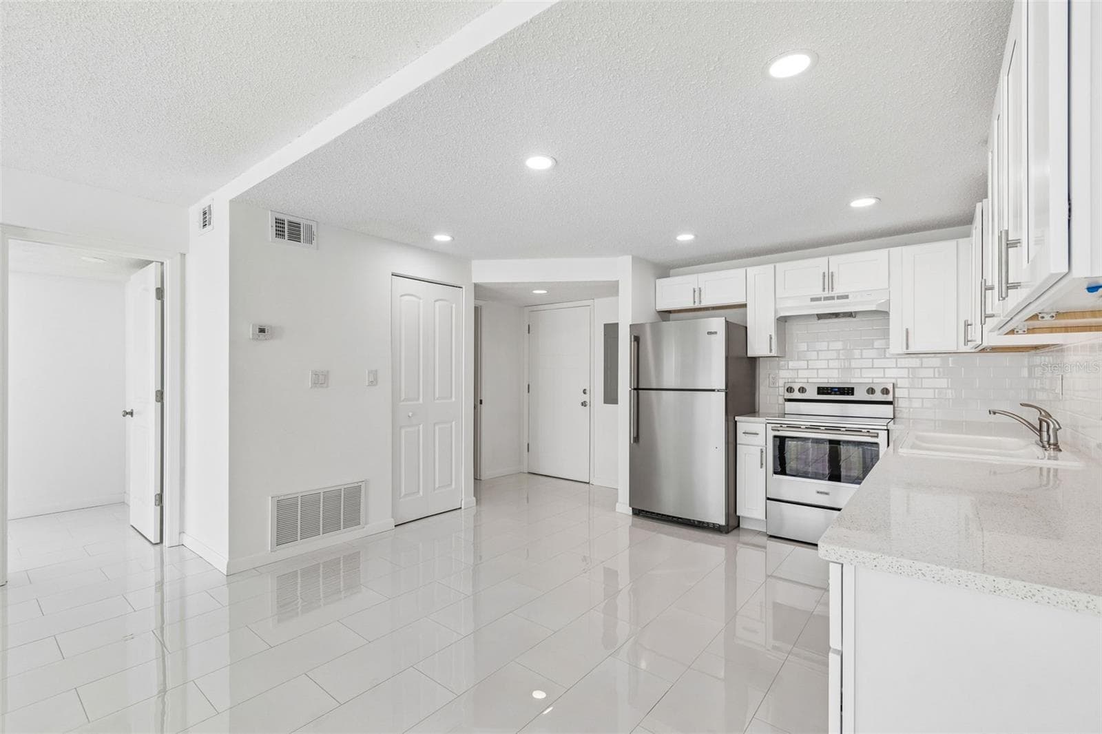 Condominium at 450 TREASURE ISLAND CSWY #106, TREASURE ISLAND, photo 9 of 49