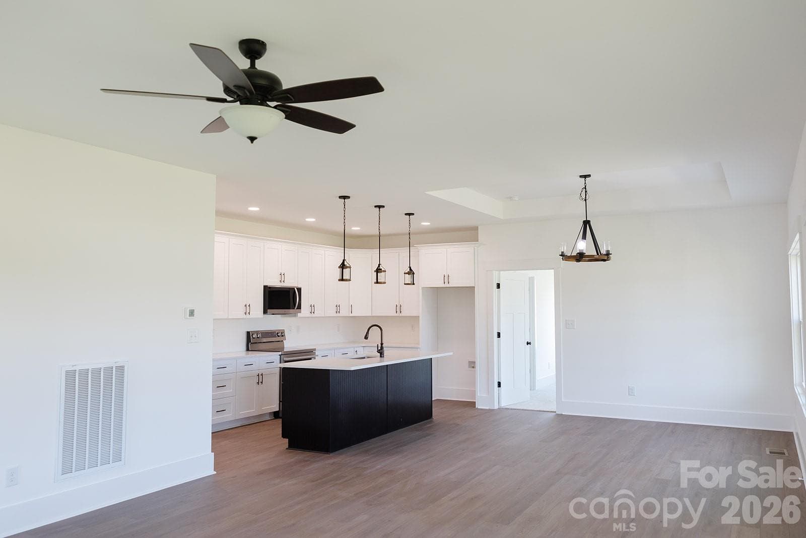 Single Family Residence at 573 Hopes Corner Drive, York, photo 5 of 35