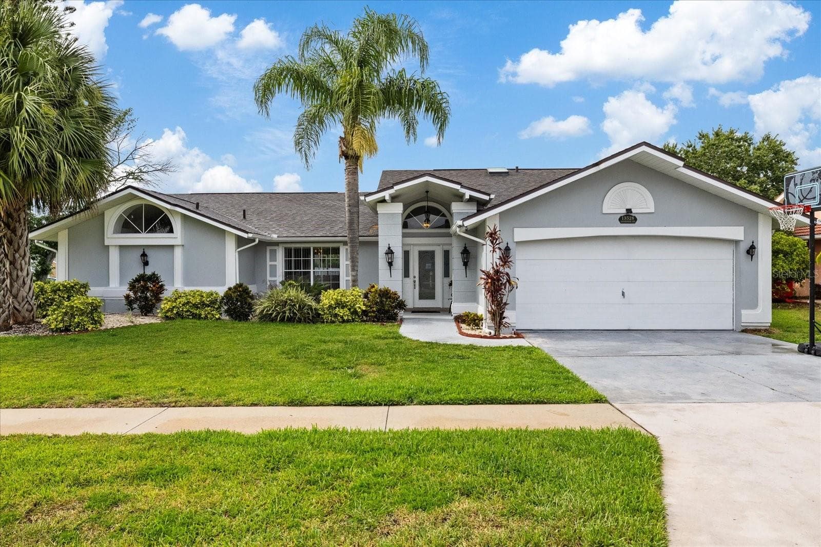 13528 WOODSIDE DR
