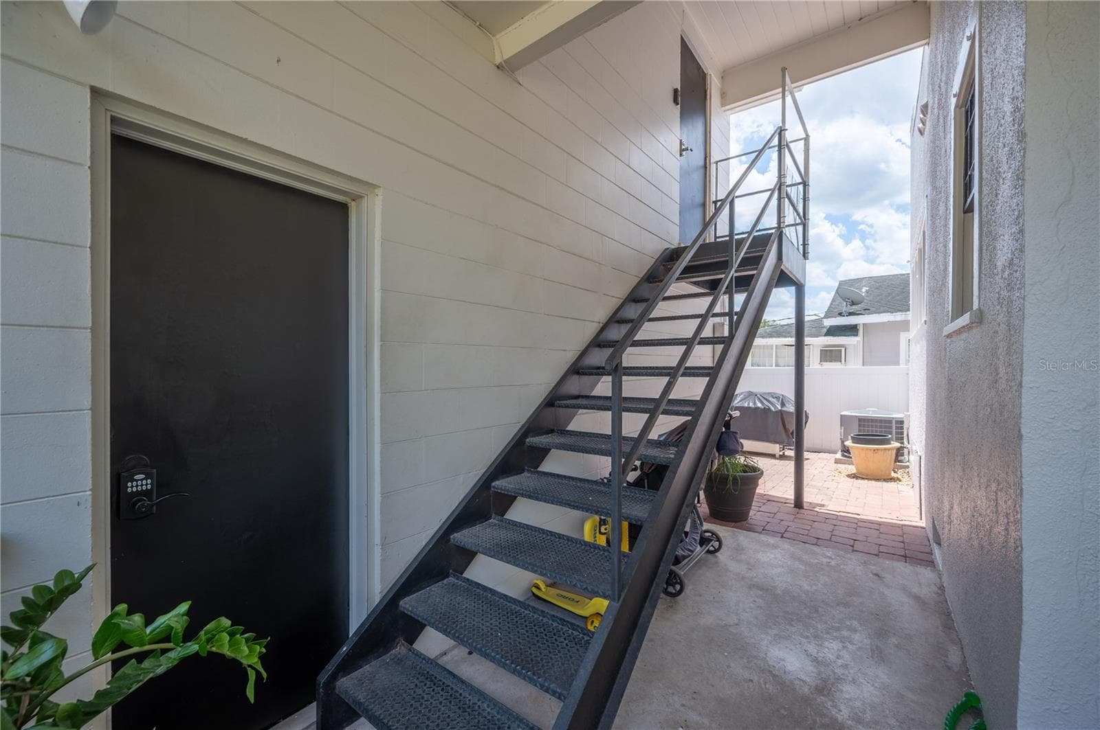 Private entrance to 580 sq. ft. studio apartment - 1102 MELTON AVE, LAKELAND