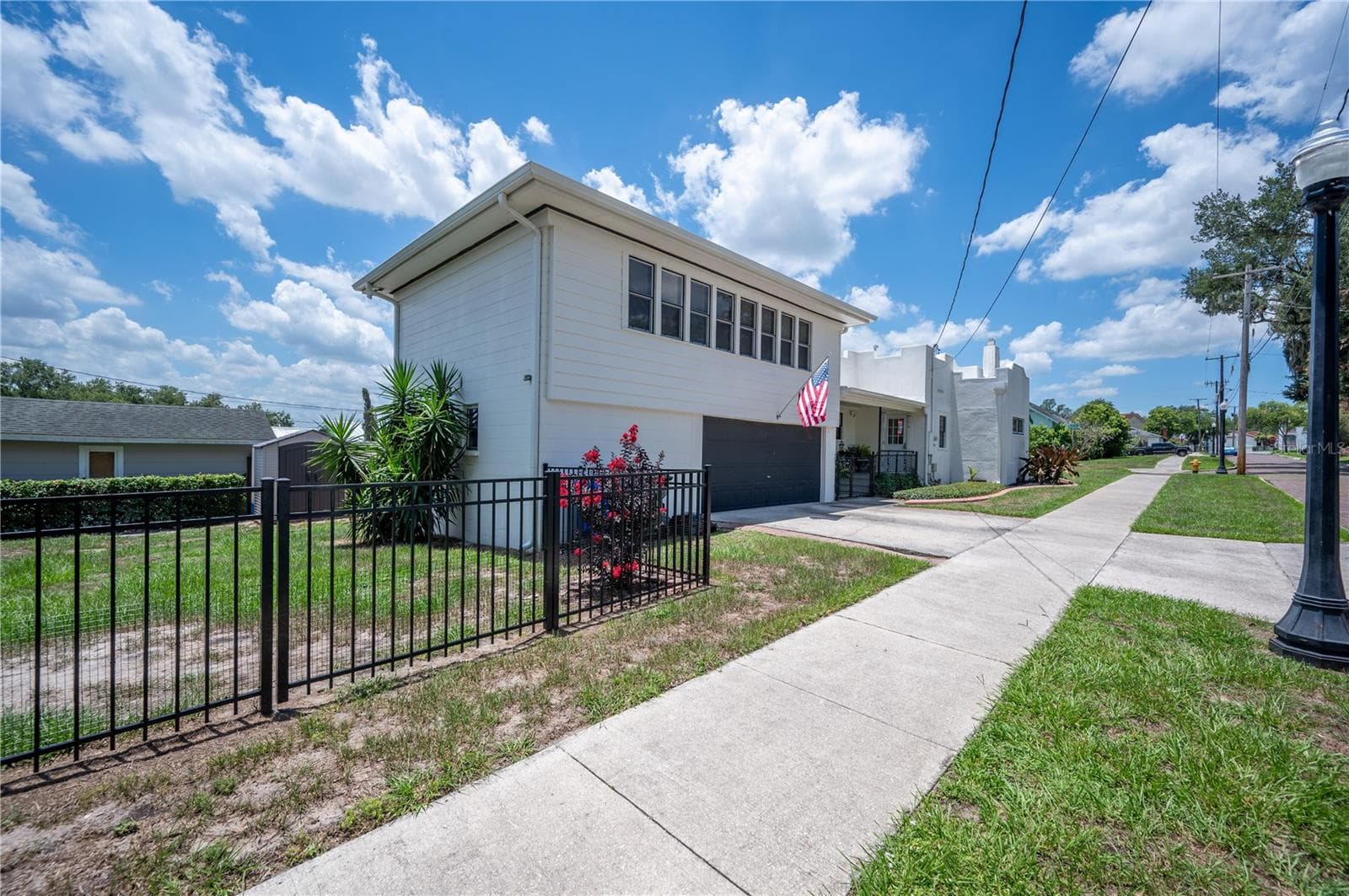View of garage and windows of studio apartment - 1102 MELTON AVE, LAKELAND
