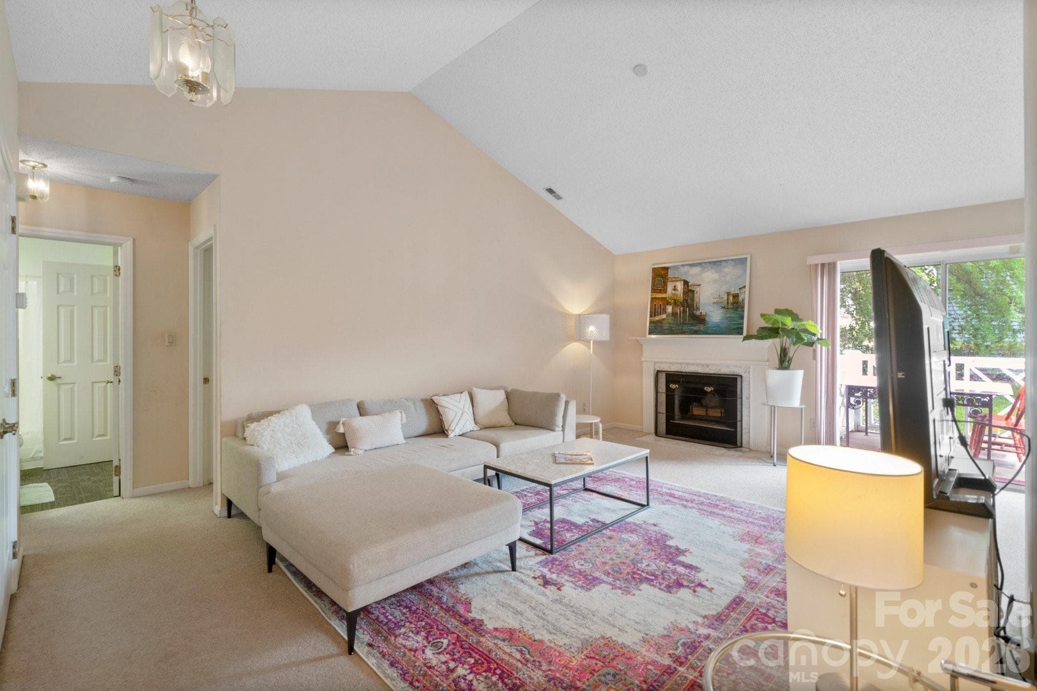 Sunlit Open Layout - Charlotte