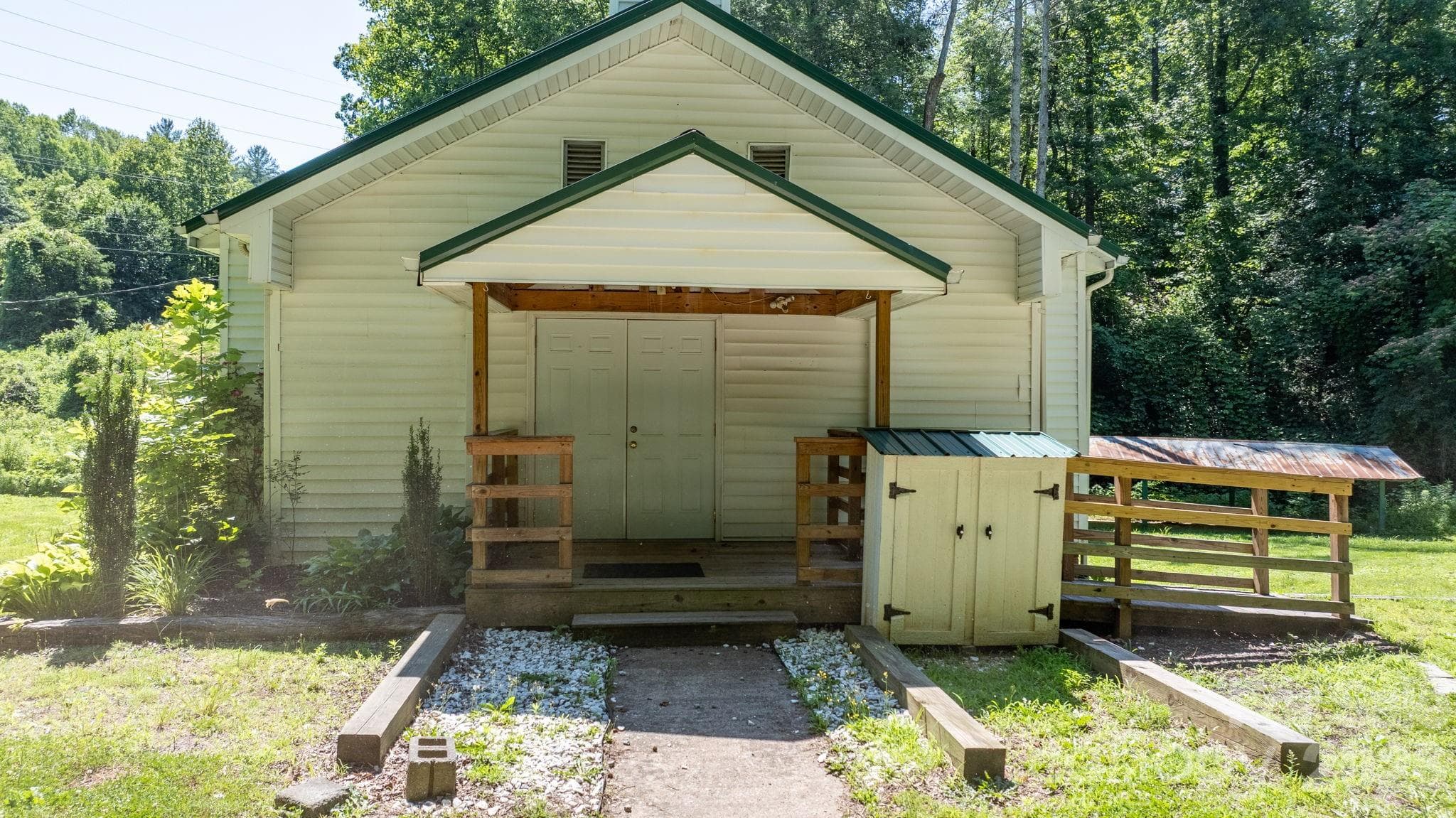 Single Family Residence at Lenoir, photo 3 of 27