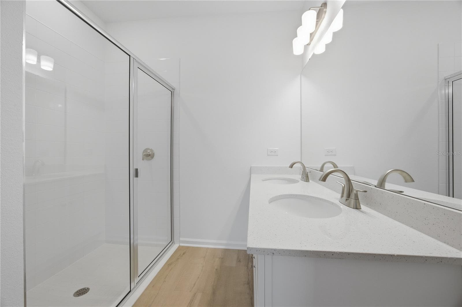 walk in Shower - 6205 SANDERS GROVE CIR, OKAHUMPKA