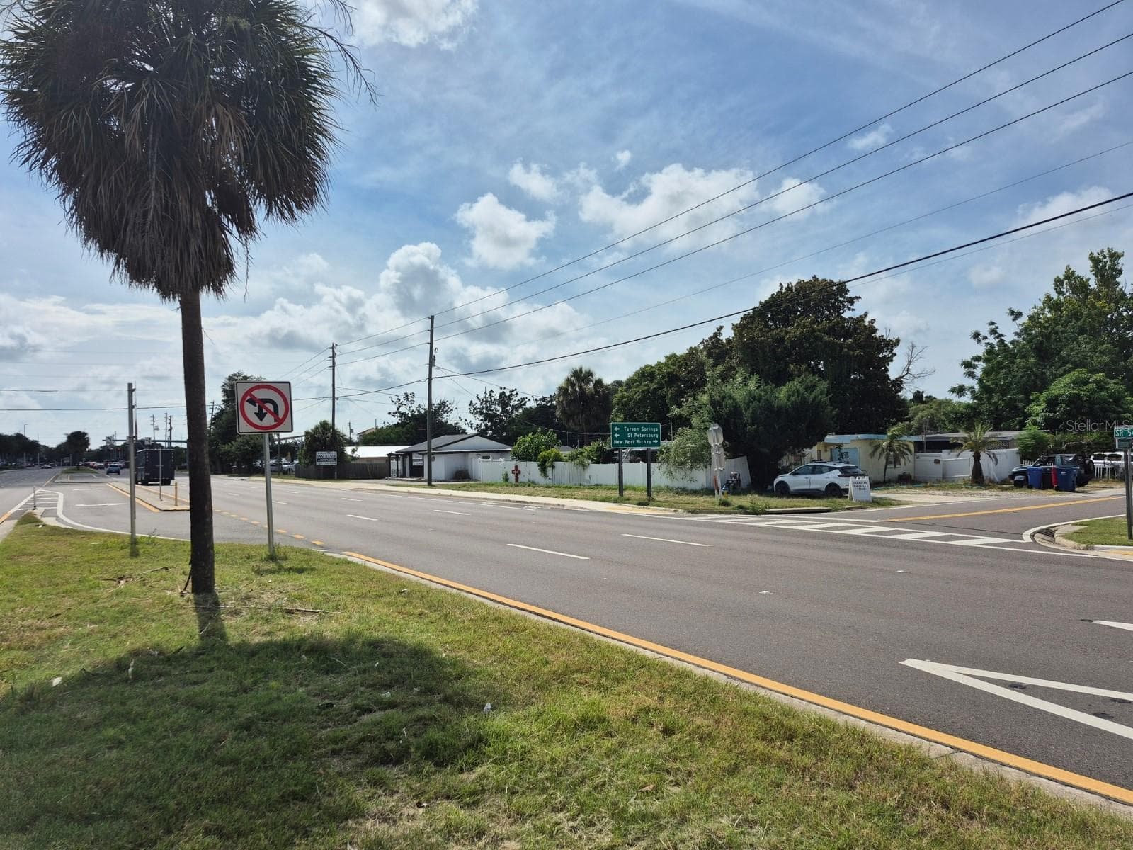 Looking Northwest on SR54 from the SR54 median. NOTE the eastbound turn lane to Flamingo Drive. - 4007 FLAMINGO DR, NEW PORT RICHEY
