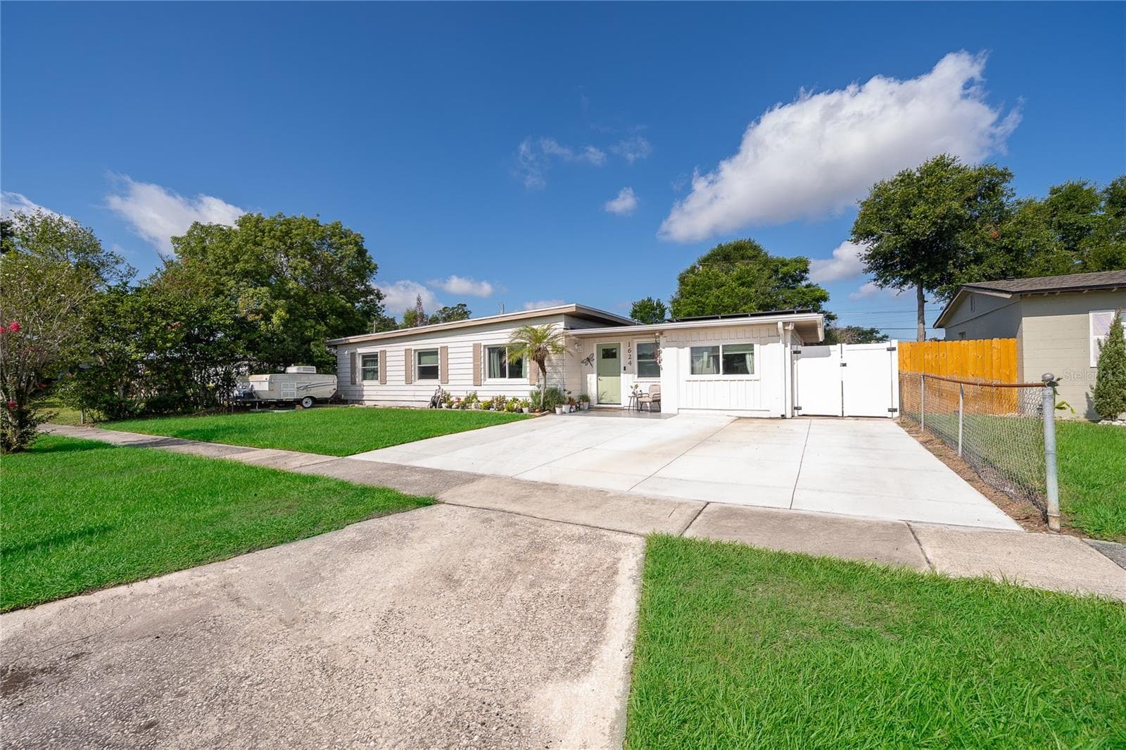 Single Family Residence at 1624 HOLLIS DR, ORLANDO, photo 2 of 24