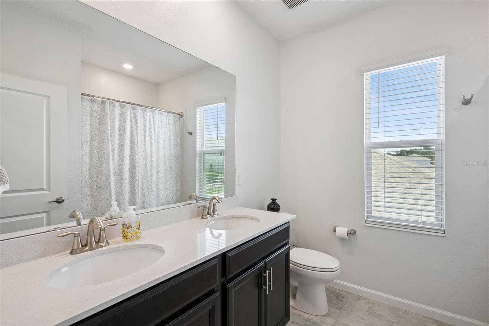 Upstairs full bath with dual vanity - 1235 DORA PARC LN, MOUNT DORA