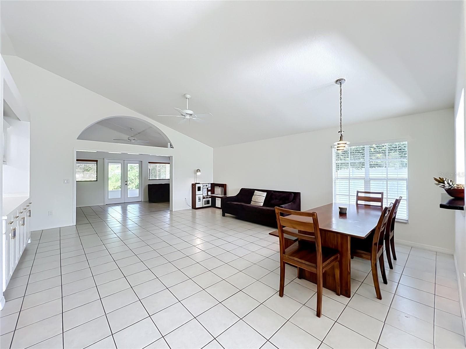 Spacious great room featuring soaring ceilings, custom built-ins, and a seamless transition into the light-filled Florida room. - 554 WHITTINGHAM PL, LAKE MARY