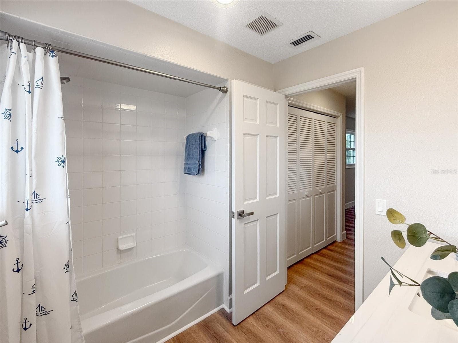 Upstairs en-suite full bathroom for bedroom 3 - 5623 HULL CT, NEW PORT RICHEY