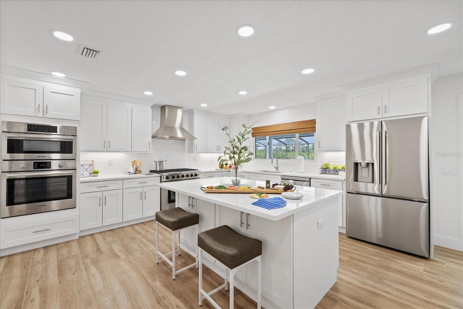Spacious breakfast bar island in kitchen - 5623 HULL CT, NEW PORT RICHEY