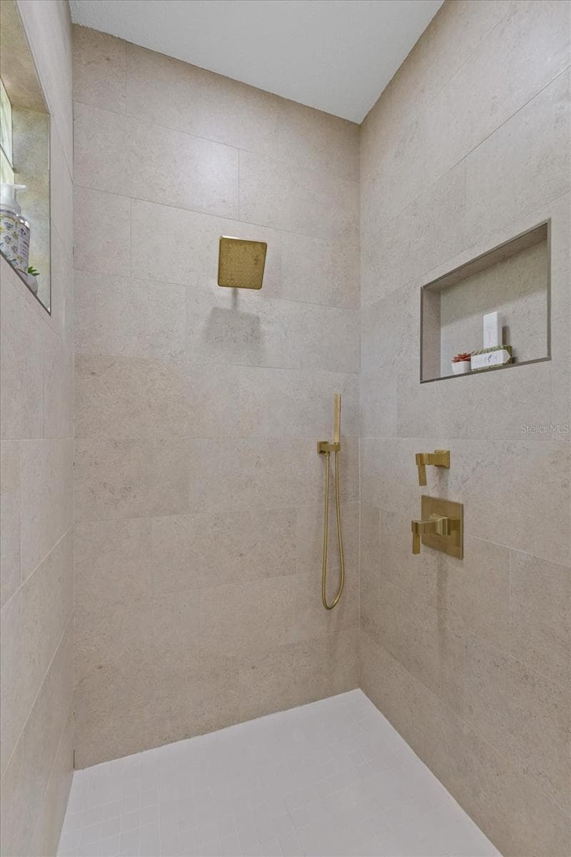 Primary rainhead shower with handheld feature - 5623 HULL CT, NEW PORT RICHEY