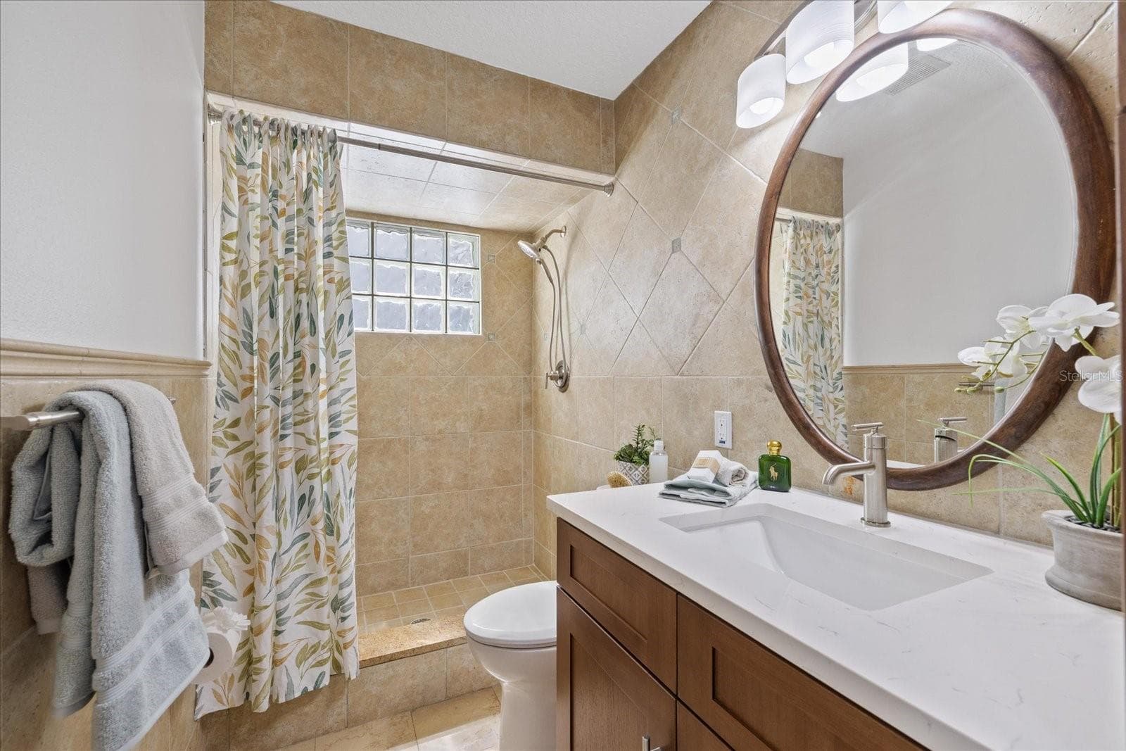 First floor guest full bathroom - 5623 HULL CT, NEW PORT RICHEY