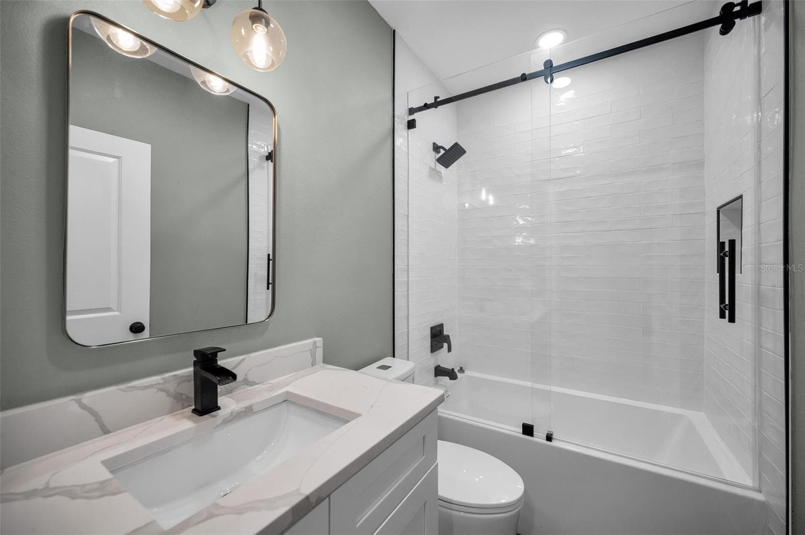 Full Guest Bath w/Tub - 1629 SALMONBERRY ST, WESLEY CHAPEL