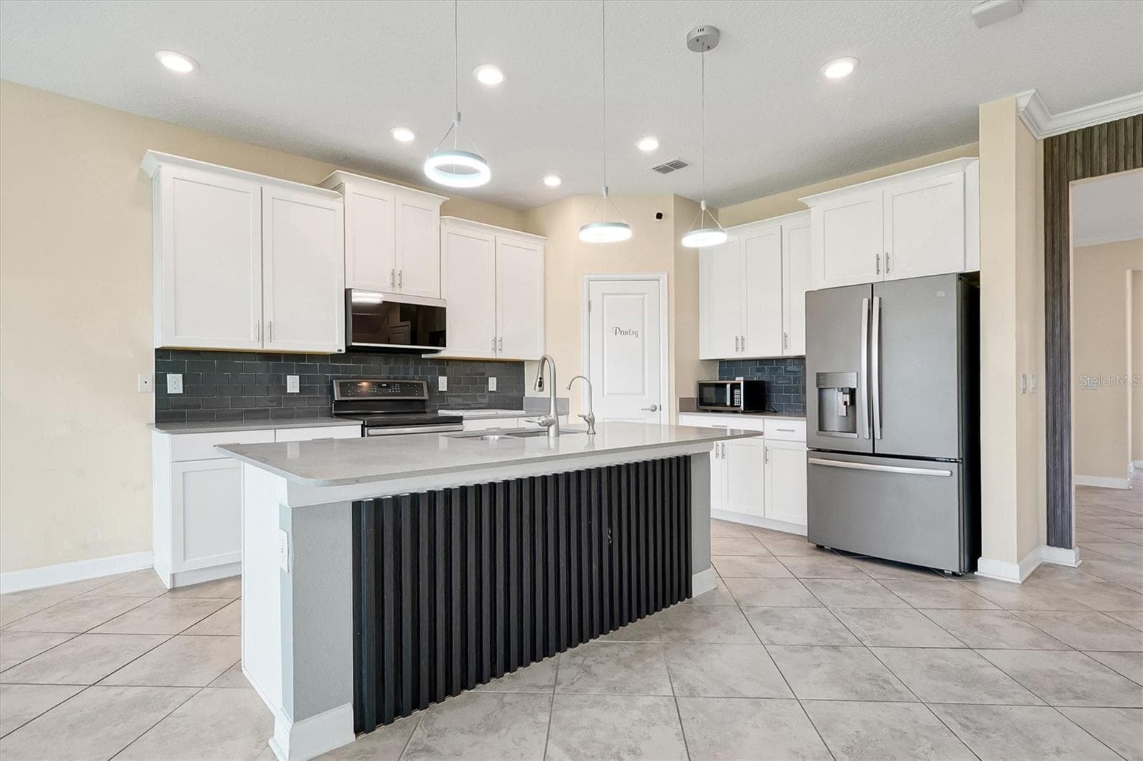 Kitchen w/ quartz counters, 42'' cabinets and GE appliances - 12151 IMAGINARY WAY, ORLANDO