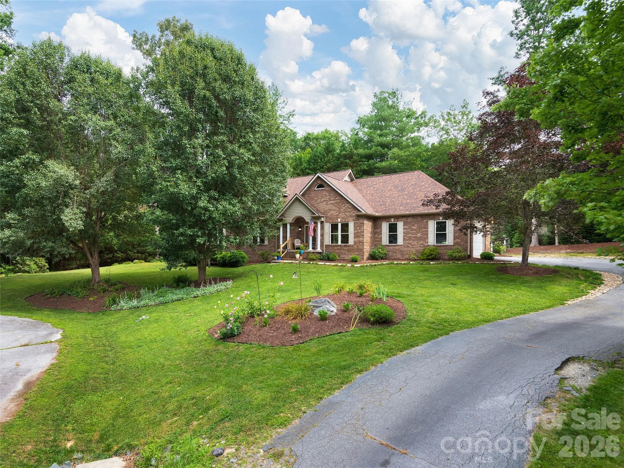 Single Family Residence at Hendersonville, photo 2 of 36