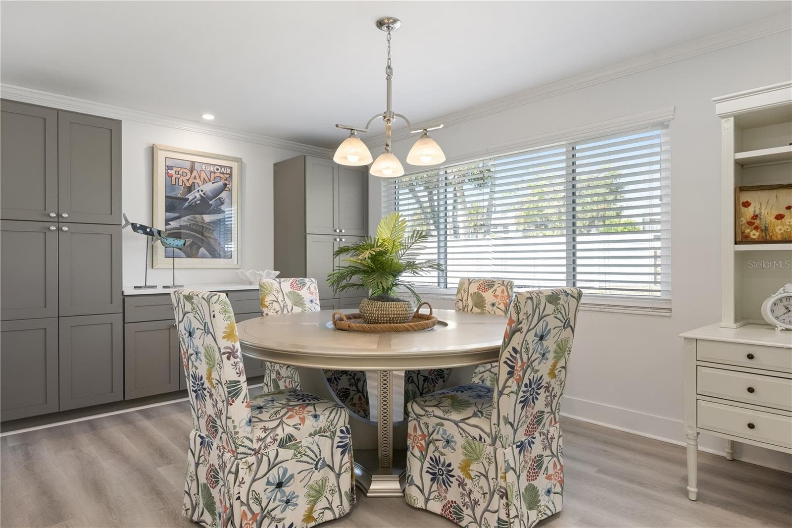 dining room with built-in cabinets - 524 SPANISH DR S #125, LONGBOAT KEY