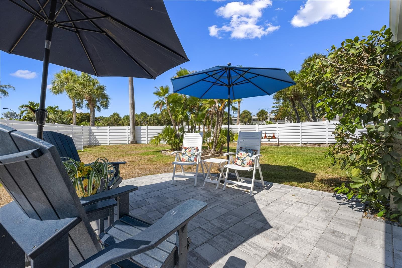 back patio and yard - 524 SPANISH DR S #125, LONGBOAT KEY