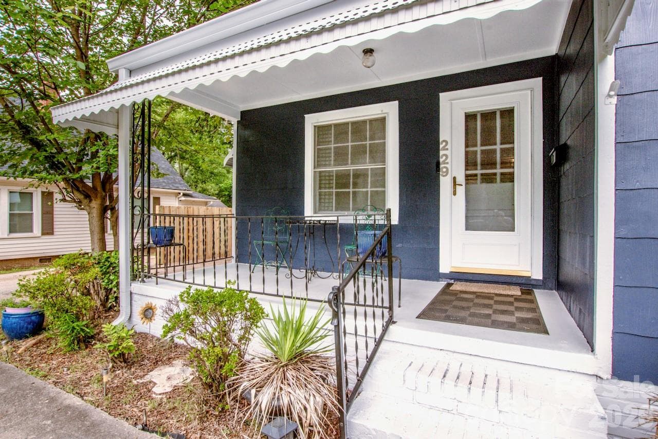 Covered front porch - Mooresville