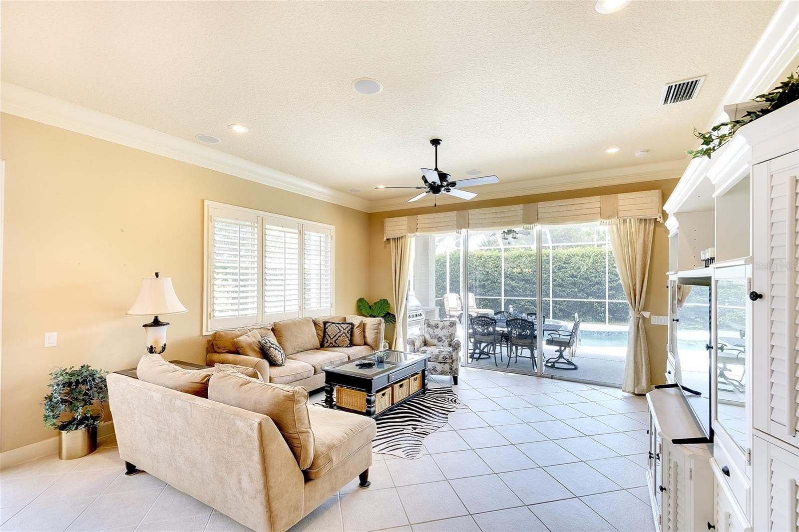 Open light and bright - 9735 53RD DR E, BRADENTON