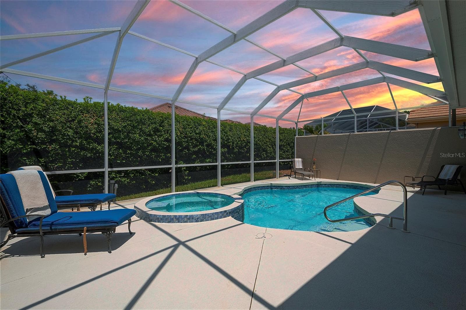 Heated pool and spa - 9735 53RD DR E, BRADENTON