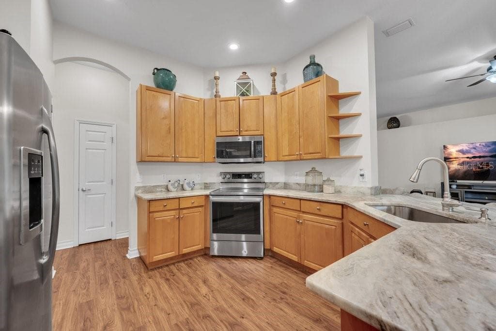Single Family Residence at 16135 BRIDGEDALE DR, LITHIA, photo 9 of 40